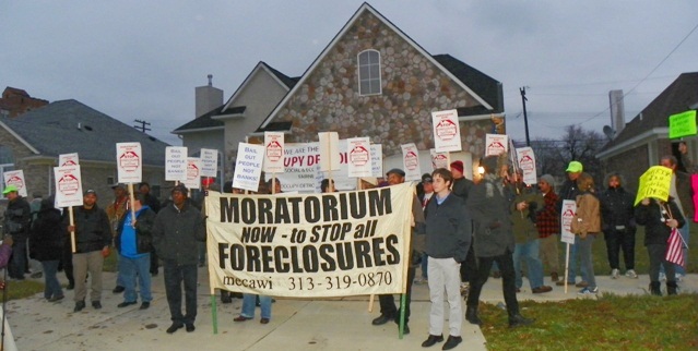 Moratoriun Now and Occupy Detroit protect the home of a Detroiter facing foreclosure.