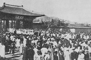 On March 1, 1919, Koreans gather at Tapgol Gong-won (current day Pagoda Park in Seoul) to protest Japanese rule and fight for independence.