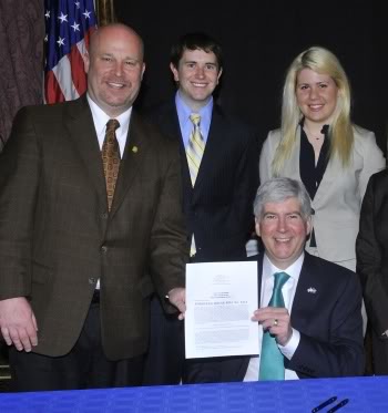 Al Pscholka and Michigan Gov. Rick Snyder after signing of Public Act 4, the first "emergency manager" law.
