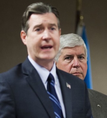 Flint Mayor Dayne Walling, with anguish in his face, speaks at press conference on Flint water reconnection as Gov. Rick Snyder looks on warily. (Christian Randolph/The Flint Journal-MLive.com via AP)