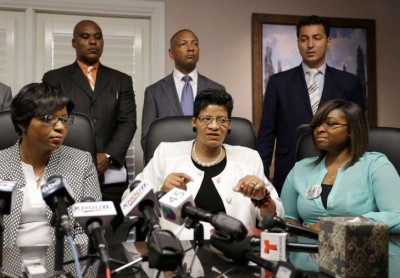 Geneva Reed-Veal (center), mother of Sandra Bland, with her sisters during press conference Dec. 21, 2015