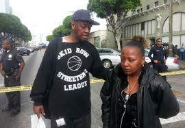  Eyewitnesses call fatal Los Angeles police shooting of homeless ... www.finalcall.com-350 × 243-Search by image From left, Skid Row activist “D.J.” General Jeff consoles Skid Row resident Ina Murphy ollowing LAPD shooting of homeless, mentally ill Black man/Photo Final Call 