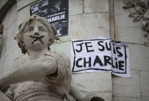 Je Suis Charlie poster and statue