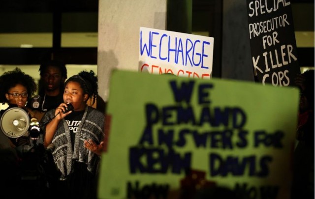 Protesters at DeKalb County Courthouse keep up pressure for charges in Kevin Davis killing by Ga. police, Feb. 11, 2015.