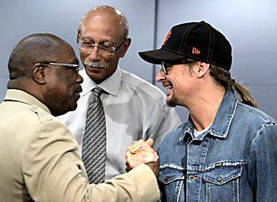 Kid Rock making cozy with Wendell Anthony and former Mayor Dave Bing.
