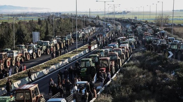 Farmers blockade Athens to Thessalonki highway.