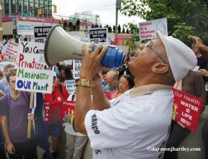 Rev. Pinkney at Detroit rally vs. mass water shutoffs. Photo: Daymon Hartley